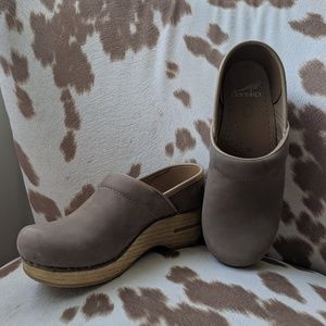 Dansko Mule Taupe Milled Nubuck Clog Sz36
